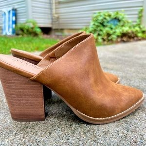Cognac pointed toe mule